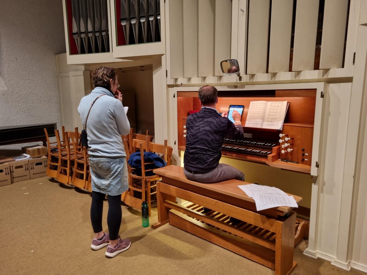 Zwei Vollblutmusiker beim finetuning der Orgel, Andrea und Christian!